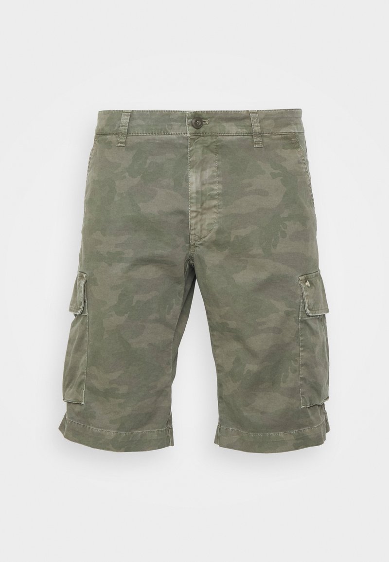 Shorts cargo camouflage verts avec fermeture à boutons et poches à rabat sur les côtés, longueur au genou, style décontracté sur fond blanc.
