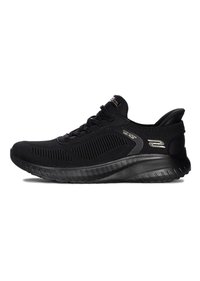 Schwarze Sportschuhe mit einem Obermaterial aus Mesh, strukturierten Mustern, gepolstertem Kragen und einer dicken, strukturierten Gummisohle für besseren Halt.