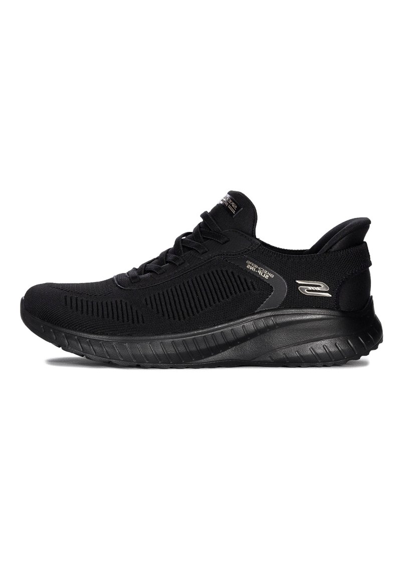 Schwarze Sportschuhe mit einem Obermaterial aus Mesh, strukturierten Mustern, gepolstertem Kragen und einer dicken, strukturierten Gummisohle für besseren Halt.