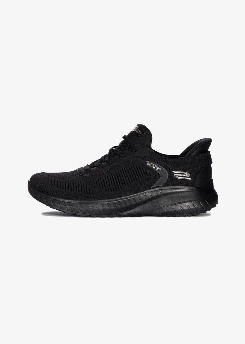 Schwarze Sportschuhe mit einem Obermaterial aus Mesh, strukturierten Mustern, gepolstertem Kragen und einer dicken, strukturierten Gummisohle für besseren Halt.
