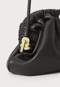 Borsa a tracolla in pelle nera con texture arricciata, accessori in metallo dorato e finitura liscia. Forma compatta con tracolla intrecciata per il trasporto.
