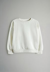 Bílá mikina vyrobená z měkké látky, s kulatým výstřihem, spadlými rameny a žebrovanými manžetami a lemem. Jednoduchý design bez vzorů.