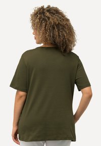 Oliven grøn t-shirt med korte ærmer, blødt bomuldsstof, løs pasform, rund halsudskæring, subtil tekstur, ingen synlige mønstre eller accenter.