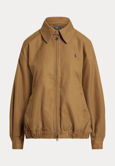 Giacca marrone con cerniera e collo, con fascia elastica in vita, tasche laterali e piccolo logo ricamato sul petto.