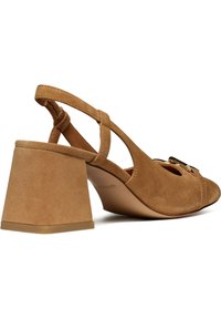 Scarpa slingback in suede tan con tacco a blocco e fibbia dorata decorativa sul davanti, in prospettiva laterale per mostrare il lato e la suola.
