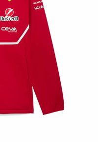 Czerwony długi rękaw sweter z białymi akcentami, logo sponsorów i geometrycznym wzorem. Wykonany z gładkiego, lekkiego materiału.