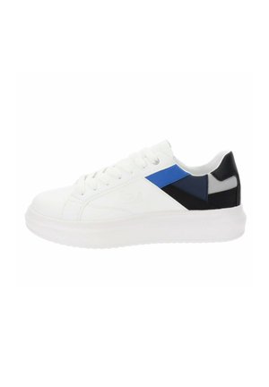 Sneaker in pelle bianca con accenti blu e neri, punta tonda, suola piatta e dettagli cuciti. Presenta una texture liscia e chiusura con lacci.