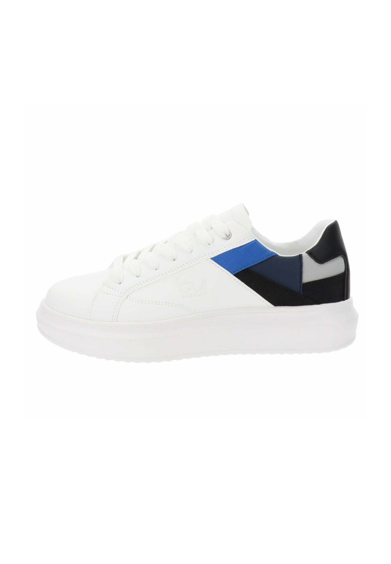 Sneaker in pelle bianca con accenti blu e neri, punta tonda, suola piatta e dettagli cuciti. Presenta una texture liscia e chiusura con lacci.