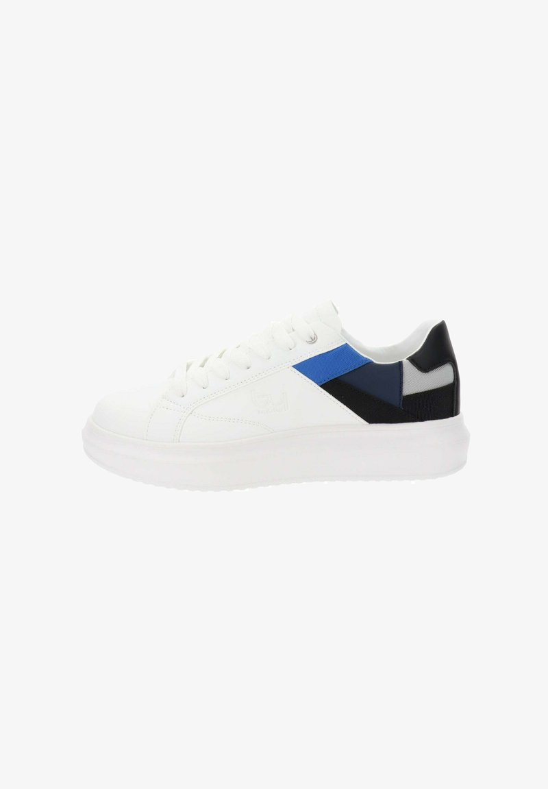Zapatilla de piel blanca con toques en azul y negro, punta redondeada, suela plana y detalles cosidos. Presenta una textura suave y cierre con cordones.