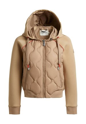 Bēša kapuce ar rāvējslēdzēju priekšējo paneli ar kviltējumu, kabatas ar rāvējslēdzējiem, auklas sarkanām galiņām un gludiem auduma piedurknēm un aprocēm.