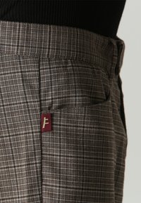 Former SLACK - Nohavice - brown/grey