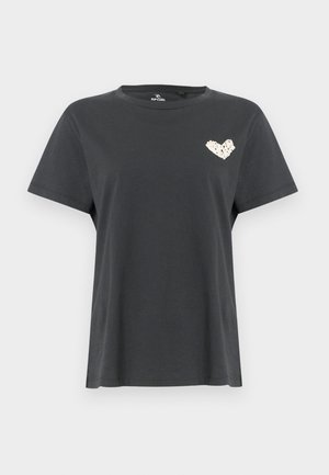 Juoda trumpomis rankovėmis marškinėliai su apvalia iškirpte, kairėje krūtinės pusėje mažas baltas širdies formos dizainas.