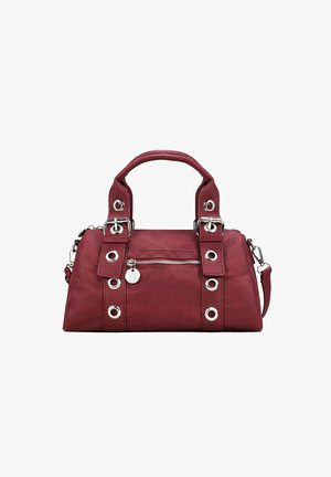 Bolso de mano de cuero sintético rojo con doble asa, herrajes plateados, bolsillo lateral con cremallera y ojales decorativos en la parte frontal y los laterales.