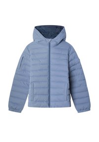 Lyseblå pufferjakke med hette, glidelås og horisontalt quiltet design. Har elastiske mansjetter og en sidelomme.