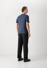 Calvin Klein Jeans BADGE REGULAR TEE - Základné tričko - ink