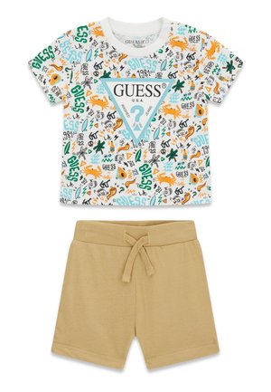 Completo per bambino piccolo con maglietta bianca a maniche corte con grafiche colorate a tema spiaggia e logo "GUESS", abbinata a pantaloncini beige semplici con coulisse.