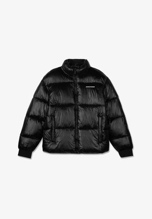 Musta kiiltävä puffer-takki etuvetoketjulla, kahdella vetoketjullisella taskulla, ribbauskohtilla hihansuissa ja pienellä valkoisella "PEGADOR"-logolla vasemmassa rinnassa.