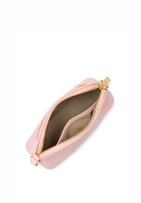 Borsetta in pelle rosa con una cerniera dorata, presenta due scomparti e una superficie liscia. L'interno è realizzato in un tessuto chiaro con una leggera lucentezza.