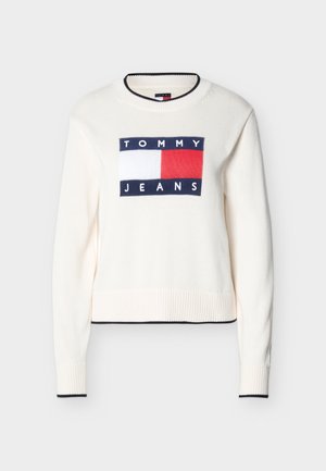 Wit, gebreide trui met lange mouwen en geribbelde randen, met een Tommy Jeans-logo patch in rood, wit en marineblauw aan de voorkant.