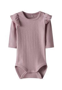 Geribbelde, langemouw bodysuit in zachtroze met kantafwerking op de schouder. Voorzien van een drukknoopsluiting aan de onderkant voor gemakkelijk aankleden.