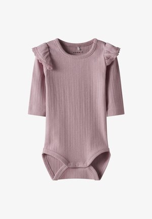 Geribbelde, langemouw bodysuit in zachtroze met kantafwerking op de schouder. Voorzien van een drukknoopsluiting aan de onderkant voor gemakkelijk aankleden.