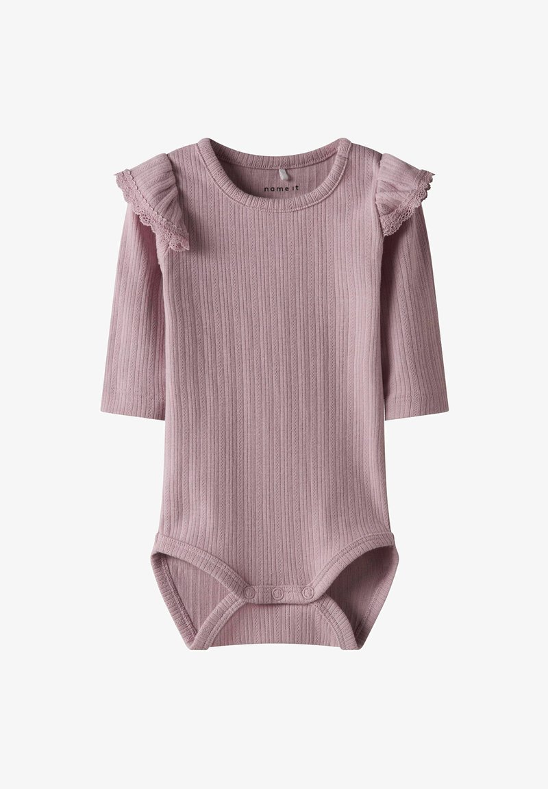 Geribbelde, langemouw bodysuit in zachtroze met kantafwerking op de schouder. Voorzien van een drukknoopsluiting aan de onderkant voor gemakkelijk aankleden.