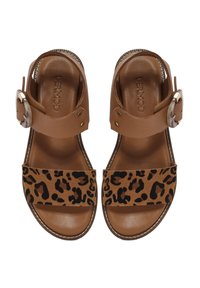 Sandalias de cuero color marrón con una correa de tela con estampado de leopardo, cierre de hebilla y forro texturizado; suela plana con un detalle de costura en contraste.