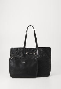 Sac fourre-tout tissé noir avec deux longues poignées et une petite pochette zippée noire lisse portant l'inscription "GUESS" à l'avant.