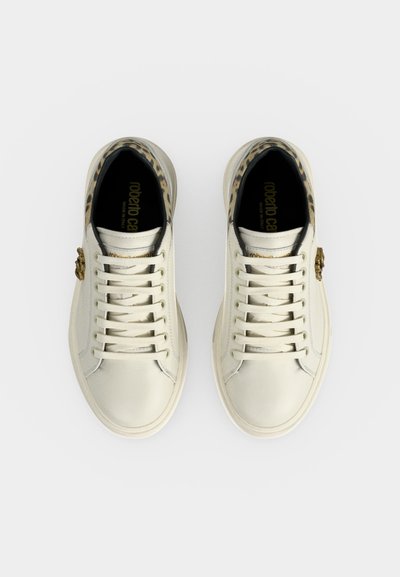 Ζευγάρι λευκά δερμάτινα sneakers με λεπτομέρεια λεοπάρ μοτίβου στη φτέρνα και χρυσό έμβλημα λιονταριού στα πλαϊνά, σε λευκό φόντο, από πάνω.