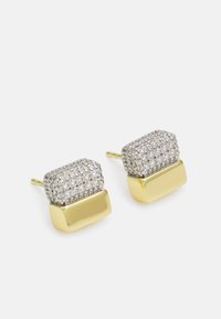 Boucles d'oreilles en métal doré avec un sommet rectangulaire orné de cristaux transparents, montées sur une base en or solide. Texture lisse avec une finition polie.