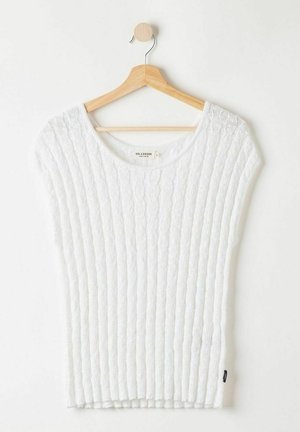 Fehér kötött pulóver bordázott textúrával, széles kerek nyakkal és rövid ujjakkal. Címke látható a belsejében. Fából készült vállfáról lóg.