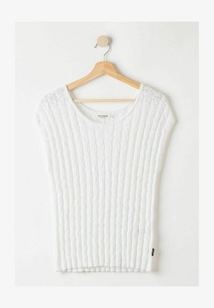 Valge kudumisest sroje, ribatekstuuriga, laia ümarakaeluse ja lühikeste varrukatega. Sildil on nähtav silt seestpoolt. Rippub puithangeril.