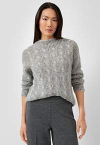 Grauer Strickpullover mit einer strukturierten Zopfmuster-Optik, hoher Halslinie und lockerem Sitz. Leichtes, weiches Material mit umgeschlagenen Bündchen.
