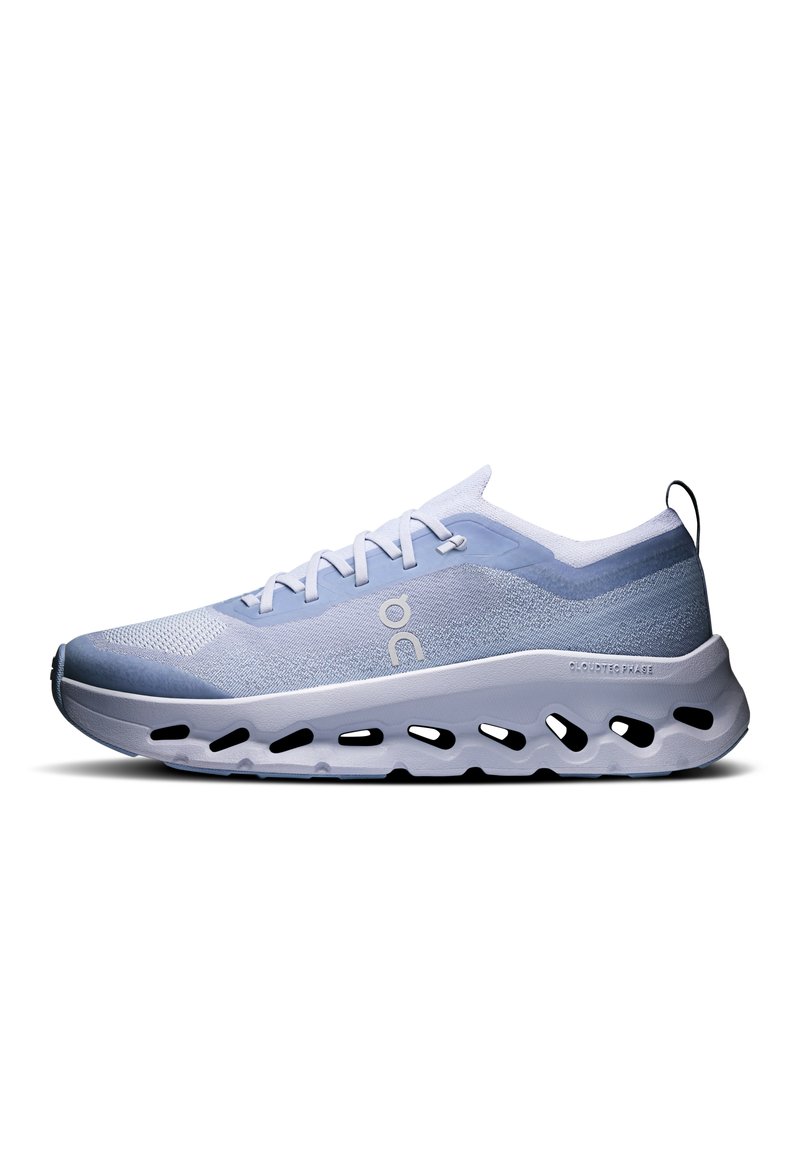 Basket de course bleu clair avec une tige en maille texturée, lacets blancs et une semelle distinctive rembourrée comportant des découpes pour la ventilation.