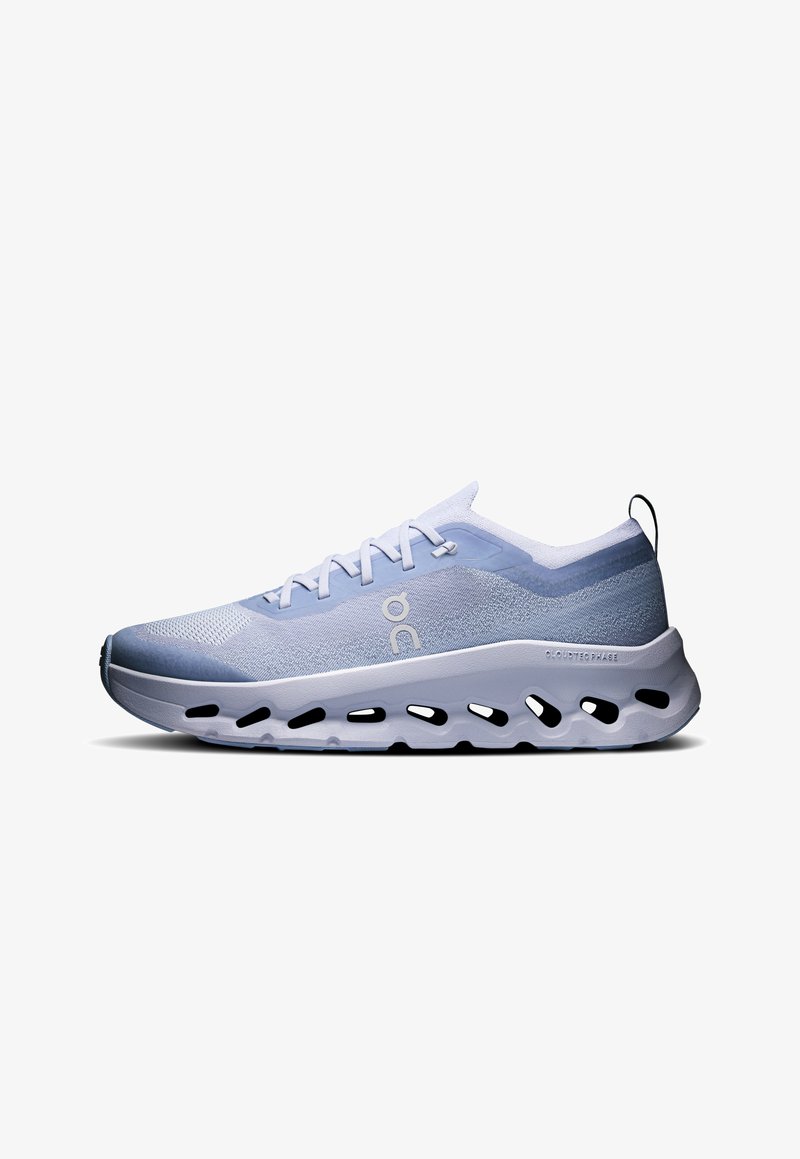 Helle blaue Laufschuhe mit einem strukturierten Mesh-Obermaterial, weißen Schnürsenkeln und einer markanten gepolsterten Sohle mit Aussparungen zur Belüftung.