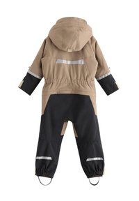 Tan en zwart kinderjumpsuit met een capuchon, elastische manchetten, reflecterende accenten en een gestrikt middel. Gemaakt van duurzaam, weerbestendig materiaal.