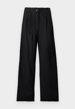 Sorte bukser med vid ben og høy midje, med frontfolder, knappelukking og beltehemper, vist mot en ensfarget lys bakgrunn.