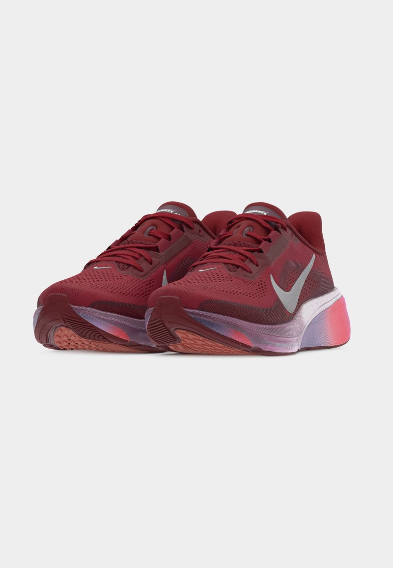 Paire de chaussures de course Nike bordeaux avec logos swoosh gris et semelles cushonnées dégradé rose, vues de face sur fond blanc.
