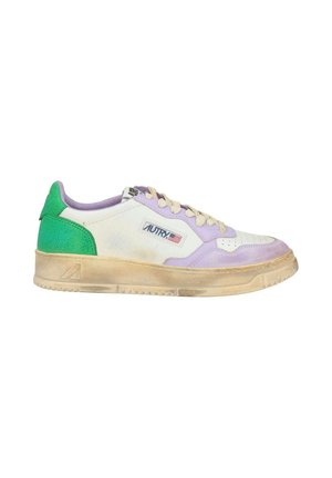 Sneaker bianca con dettagli viola e verdi, suola beige, lacci beige e logo Autry con bandiera americana sul lato.