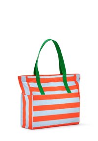 Borsa a spalla rettangolare con ampie strisce orizzontali arancioni e azzurro chiaro e spallacci verdi, in piedi su uno sfondo bianco.