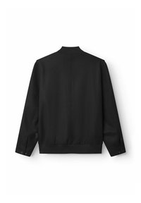 Črna jakna s stoječim ovratnikom, dolgimi rokavi, rebrastimi manšetami in robom, gladko teksturo ter minimalističnim oblikovanjem brez vidne opreme ali vzorcev.