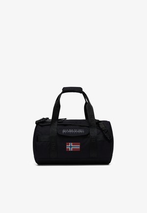 Zwarte duffeltas met dubbele handgrepen, verstelbare schouderriem, Napapijri-logo en een patch van de vlag van Noorwegen op het voorvak.