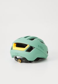 Casque de vélo vert menthe avec des accents jaunes, doté de fentes de ventilation et d'un système de réglage à molette à l'arrière.