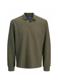Polo de manga larga color verde oliva con un patrón de canalé texturizado, que presenta un cuello tipo notch y puños en las mangas.
