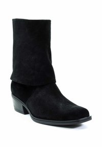 Zwarte suede enkelboot met een opgerolde manchet, iets spitse neus en een lage blokhak. De gladde textuur benadrukt het materiaal.