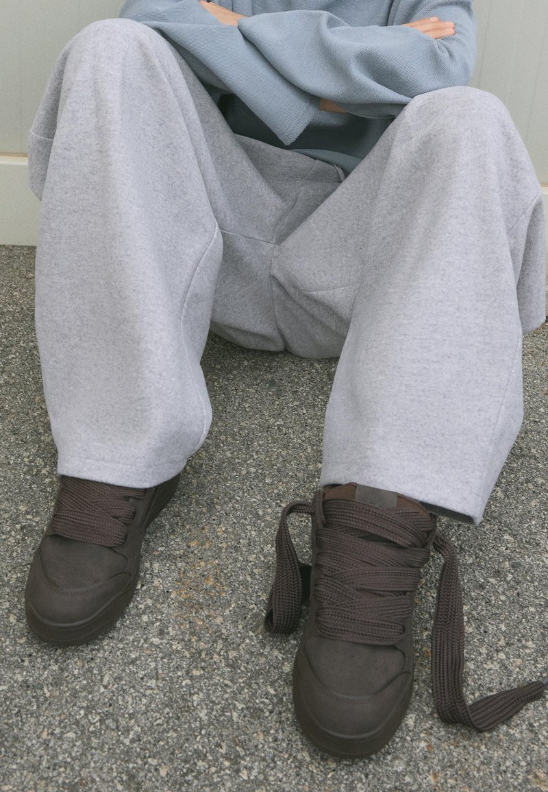 Bershka Športni copati - brown