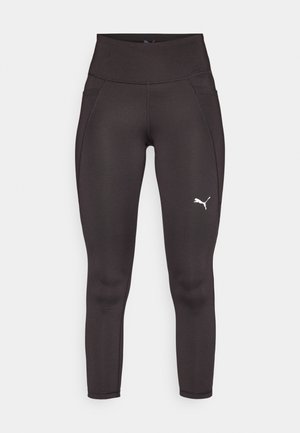 Leggings atletici neri realizzati in un materiale elastico con vita alta, dotati di tasche laterali e un logo bianco sulla gamba sinistra.