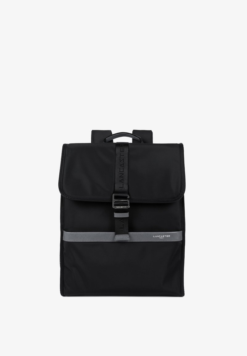Zwarte rugzak met een flap-sluiting, voorste gesp, grijze streep en "Lancaster" logo. Gemaakt van glad, duurzaam materiaal met verstelbare banden.