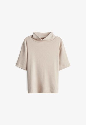 Beige gerippter Kurzarmpullover mit lockerem Rollkragen und entspannter Passform, flach auf weißem Hintergrund ausgelegt.