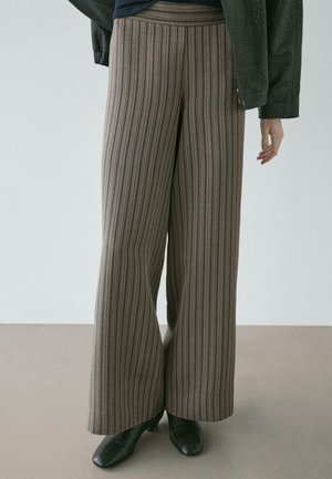 WIDE-WITH STRIPED DETAILS - Stoffhose - grey